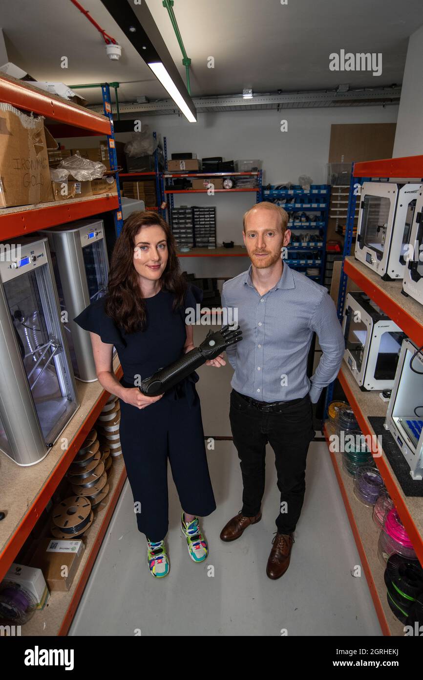 I fondatori di Open Bionics Joel Gibbard MBE e Samantha Payne MBE creatori del braccio bionico "Hero Arm" presso la loro sede di Bristol. Foto Stock