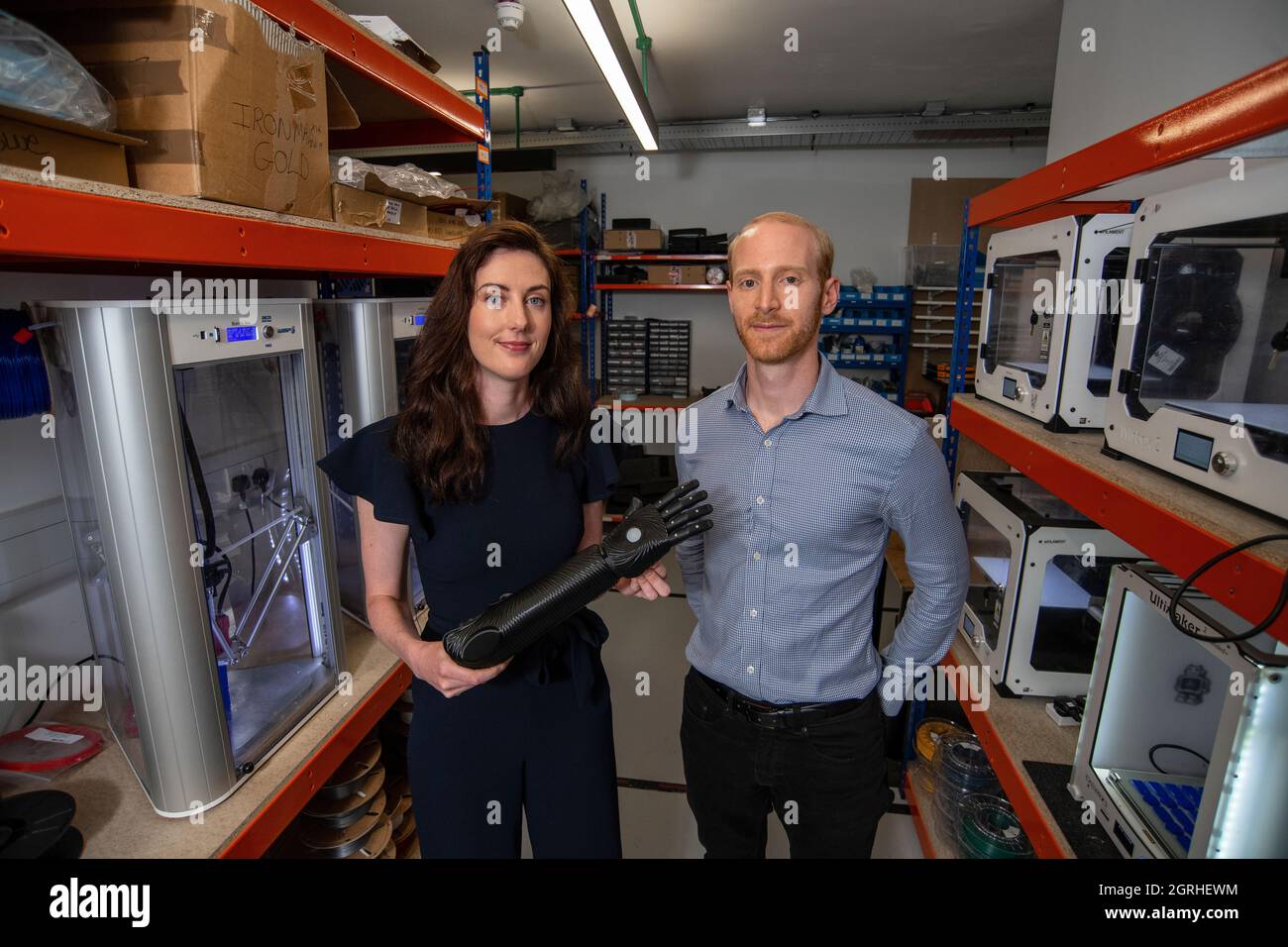 I fondatori di Open Bionics Joel Gibbard MBE e Samantha Payne MBE creatori del braccio bionico "Hero Arm" presso la loro sede di Bristol. Foto Stock