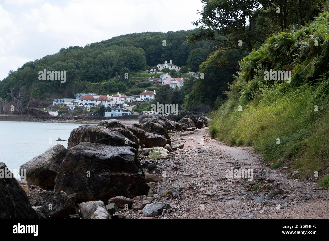 Un sentiero che porta via dalla spiaggia di Oddicombe a Babbacombe, Torquay, Inghilterra Foto Stock