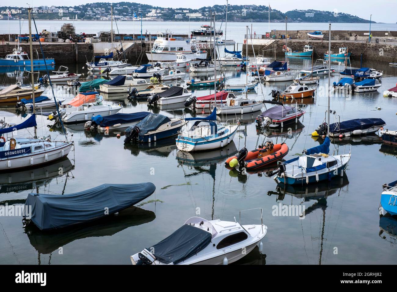 Barche nel porto di Brixham, Devon, Inghilterra Foto Stock