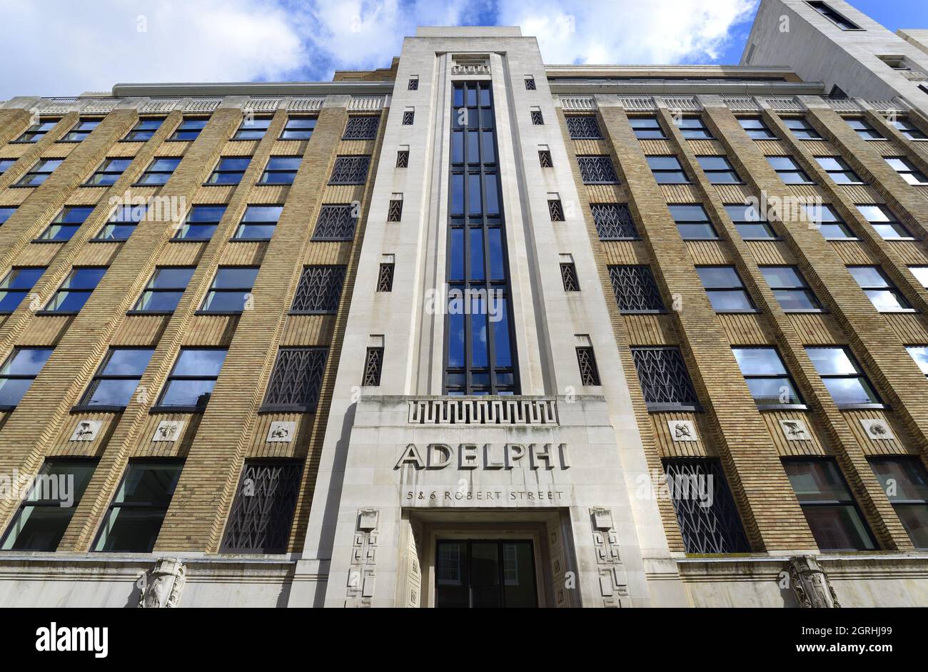 Londra, Inghilterra, Regno Unito. Edificio New Adelphi, Adam Street / Victoria Embankment. Art Deco (1938) pietra Portland. Facciata sud-occidentale su Robert Street Foto Stock