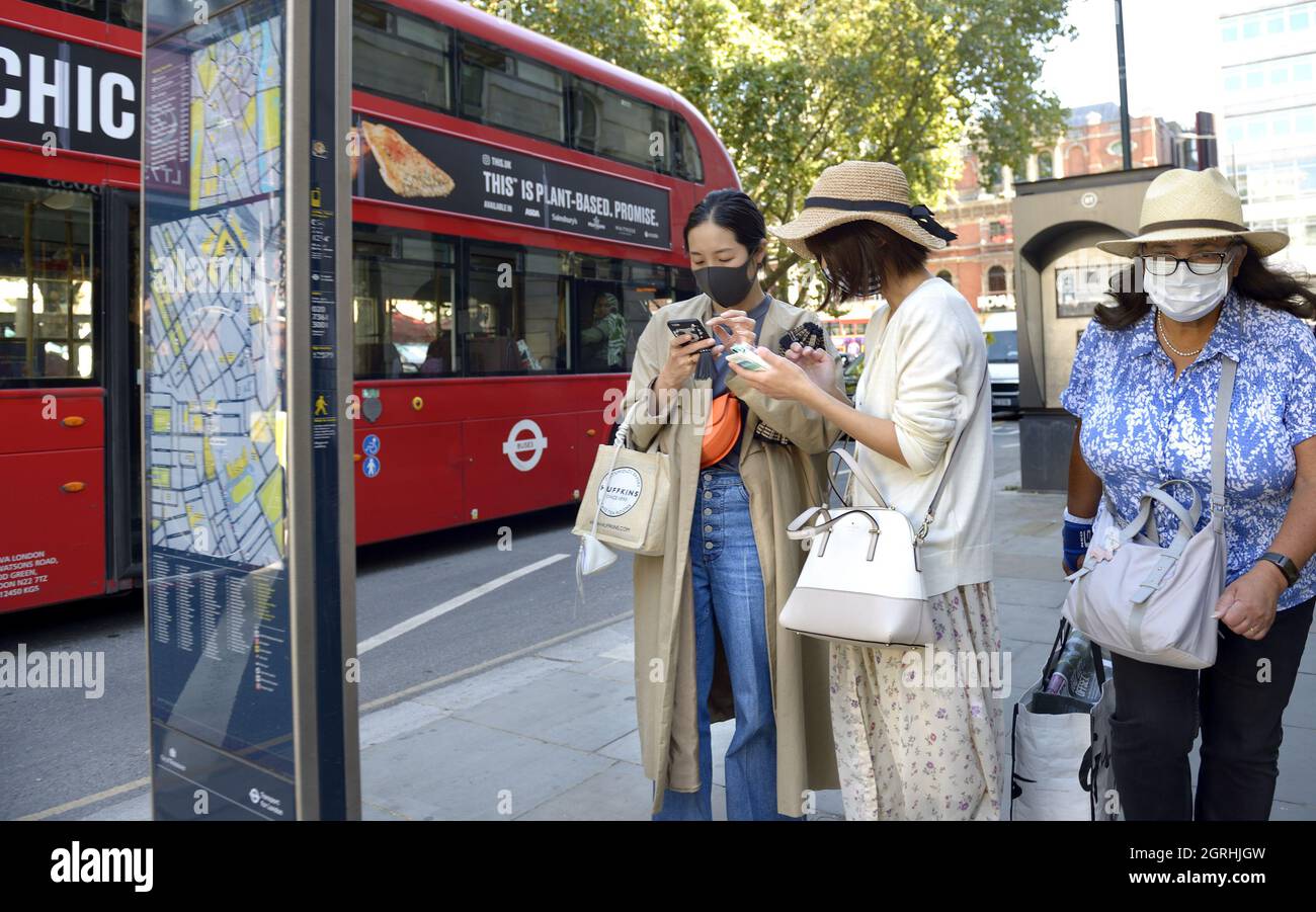 Londra, Inghilterra, Regno Unito. Donne che indossano maschere COVID, settembre 2021 Foto Stock