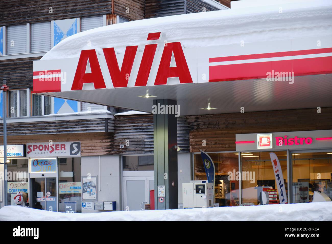 Distributore di benzina AVIA nella città montana di Arosa, durante l'inverno. Arosa, Svizzera - 26 marzo 2021. Foto Stock