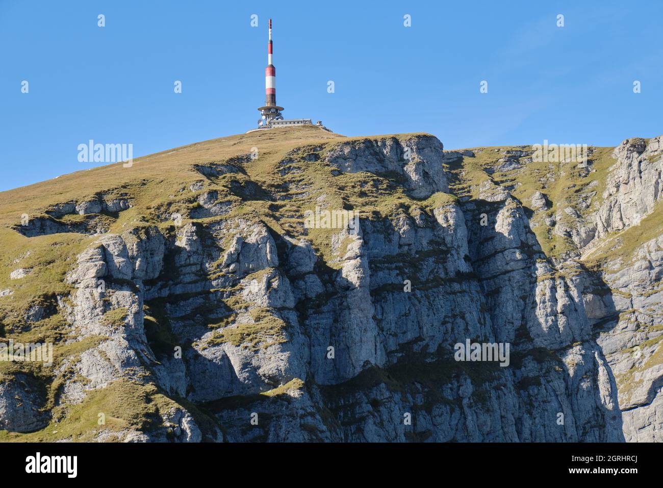 Valle Bianca (Valea Alba in rumeno) pareti rocciose e relè radio Costila in cima, una popolare località alpina di arrampicata sui monti Bucegi, in Romania. Foto Stock