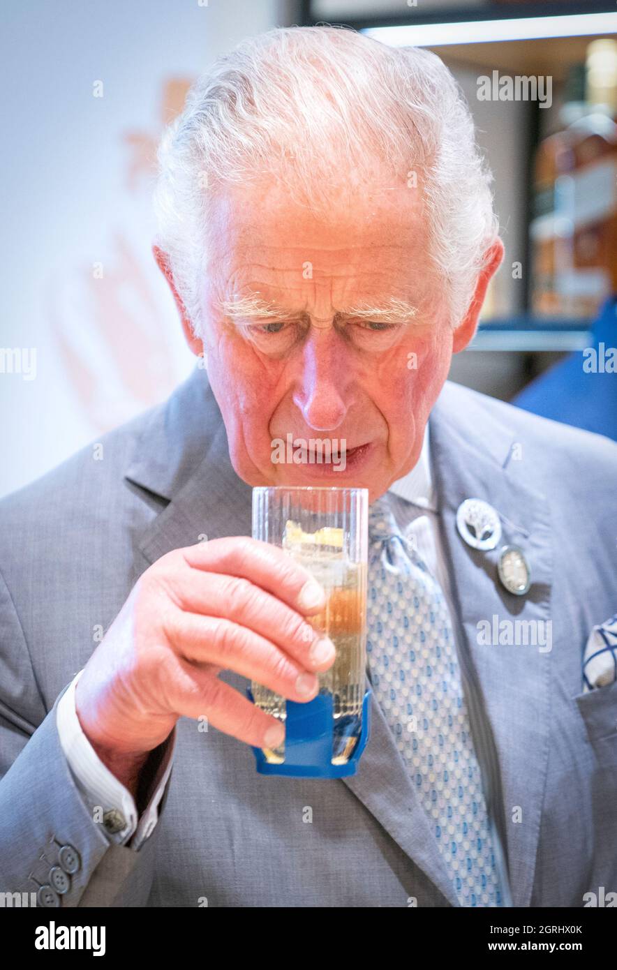 Il Principe di Galles conosciuto come il Duca di Rothesay quando si trova in Scozia, durante una visita a Johnnie Walker Princes Street per aprire ufficialmente la nuova esperienza globale di whisky visitatori a Edimburgo. Data foto: Venerdì 1 ottobre 2021. Foto Stock
