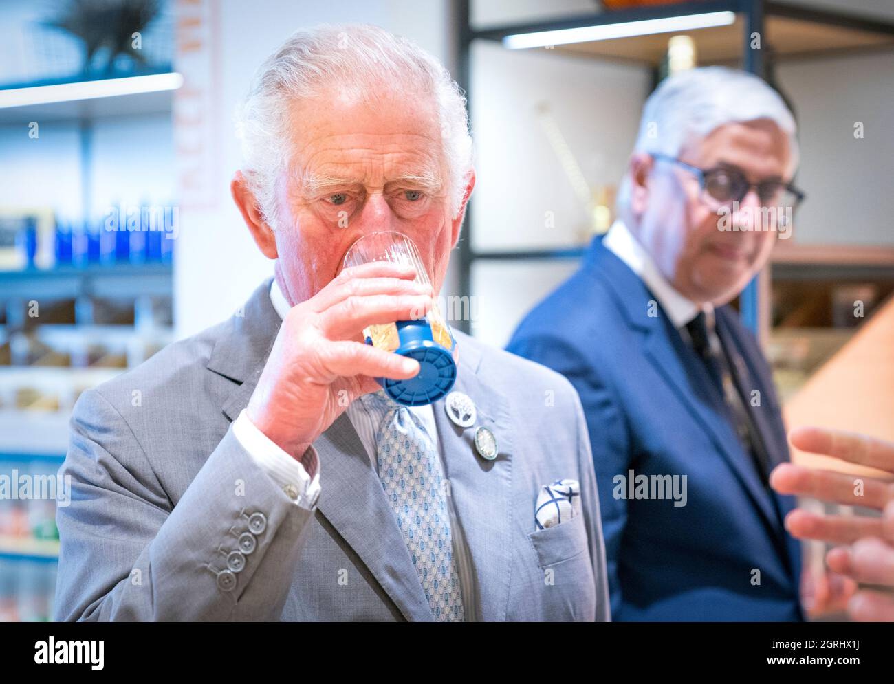 Il Principe di Galles conosciuto come il Duca di Rothesay quando si trova in Scozia, durante una visita a Johnnie Walker Princes Street per aprire ufficialmente la nuova esperienza globale di whisky visitatori a Edimburgo. Data foto: Venerdì 1 ottobre 2021. Foto Stock