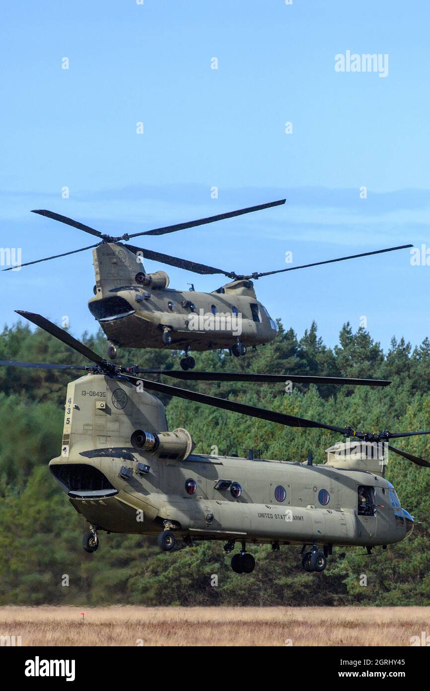 Klietz, Germania. 01 ottobre 2021. Due elicotteri Chinook C-47 dell'esercito degli Stati Uniti decollano. Gli elicotteri appartengono alla Rapid Forces Division (DSK), che dal 27 settembre 2021 conduce l'esercizio "Green Griffin 21" nelle aree di addestramento militare di Klietz, Altengrabow, Lehnin e Stendal e presso il Centro di addestramento per la mobilità aerea di celle. Oltre ai paracadutisti tedeschi, anche i soldati e le truppe olandesi provenienti dalla Romania e dagli Stati Uniti partecipano all'esercizio, che durerà fino all'8 ottobre 2021. Credit: dpa Picture Alliance/Alamy Live News Foto Stock