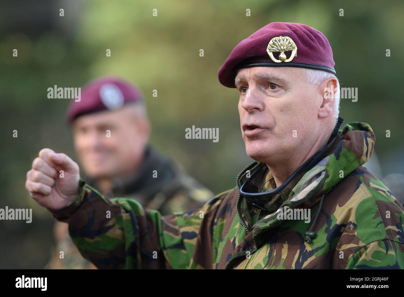 01 ottobre 2021, Sassonia-Anhalt, Klietz: Il generale brigadiere Maurice Timmermans, vice comandante della Divisione delle forze rapide (DSK) e membro dell'esercito olandese, parla ai media. Con l'esercizio 'Green Griffin 21', il DSK sta addestrando operazioni di combattimento nel quadro della difesa nazionale e dell'alleanza dal 27 settembre 2021 nelle aree di addestramento militare di Klietz, Altengrabow, Lehnin e Stendal e nel Centro di addestramento ed esercizio Air Mobility di celle. Oltre ai paracadutisti tedeschi, anche i soldati e le truppe olandesi provenienti dalla Romania e dagli Stati Uniti partecipano al exe Foto Stock