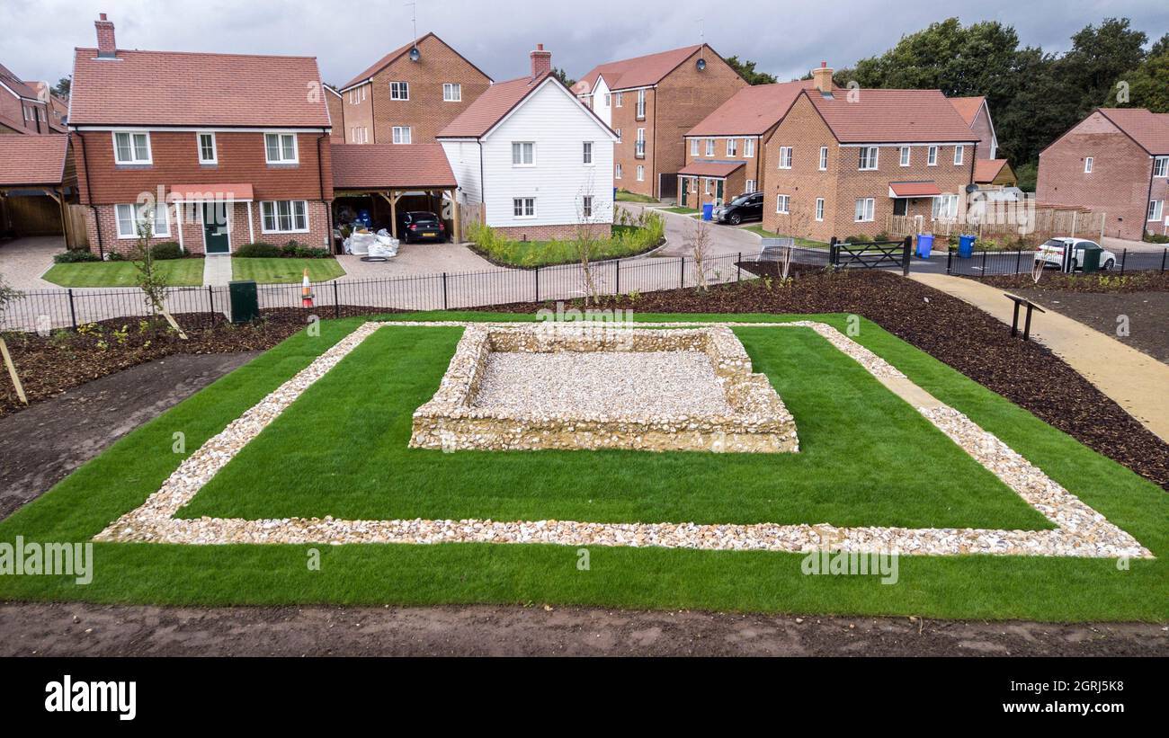 Sittingbourne, Kent, Regno Unito. 1 ottobre 2021. Un 'nuovo' Tempio Romano vecchio di 2000 anni appena fuori dalla trafficata A2 (che si ritiene sia una strada romana) è stato conservato nel villaggio di Newington vicino a Sittingbourne nel Kent. Newington History Group ha ricostruito le fondamenta che hanno trovato durante uno scavo su una nuova proprietà residenziale di Persimmon case. Persimmon diede al gruppo terra per ricostruire le fondazioni a 70 m dalla loro posizione originale in modo che potessero essere preservate. Il tempio è stato chiamato 'Tempio di Watling Place'. Credit: James Bell/Alamy Live News Foto Stock