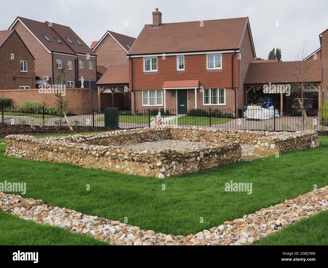 Sittingbourne, Kent, Regno Unito. 1 ottobre 2021. Un 'nuovo' Tempio Romano vecchio di 2000 anni appena fuori dalla trafficata A2 (che si ritiene sia una strada romana) è stato conservato nel villaggio di Newington vicino a Sittingbourne nel Kent. Newington History Group ha ricostruito le fondamenta che hanno trovato durante uno scavo su una nuova proprietà residenziale di Persimmon case. Persimmon diede al gruppo terra per ricostruire le fondazioni a 70 m dalla loro posizione originale in modo che potessero essere preservate. Il tempio è stato chiamato 'Tempio di Watling Place'. Credit: James Bell/Alamy Live News Foto Stock