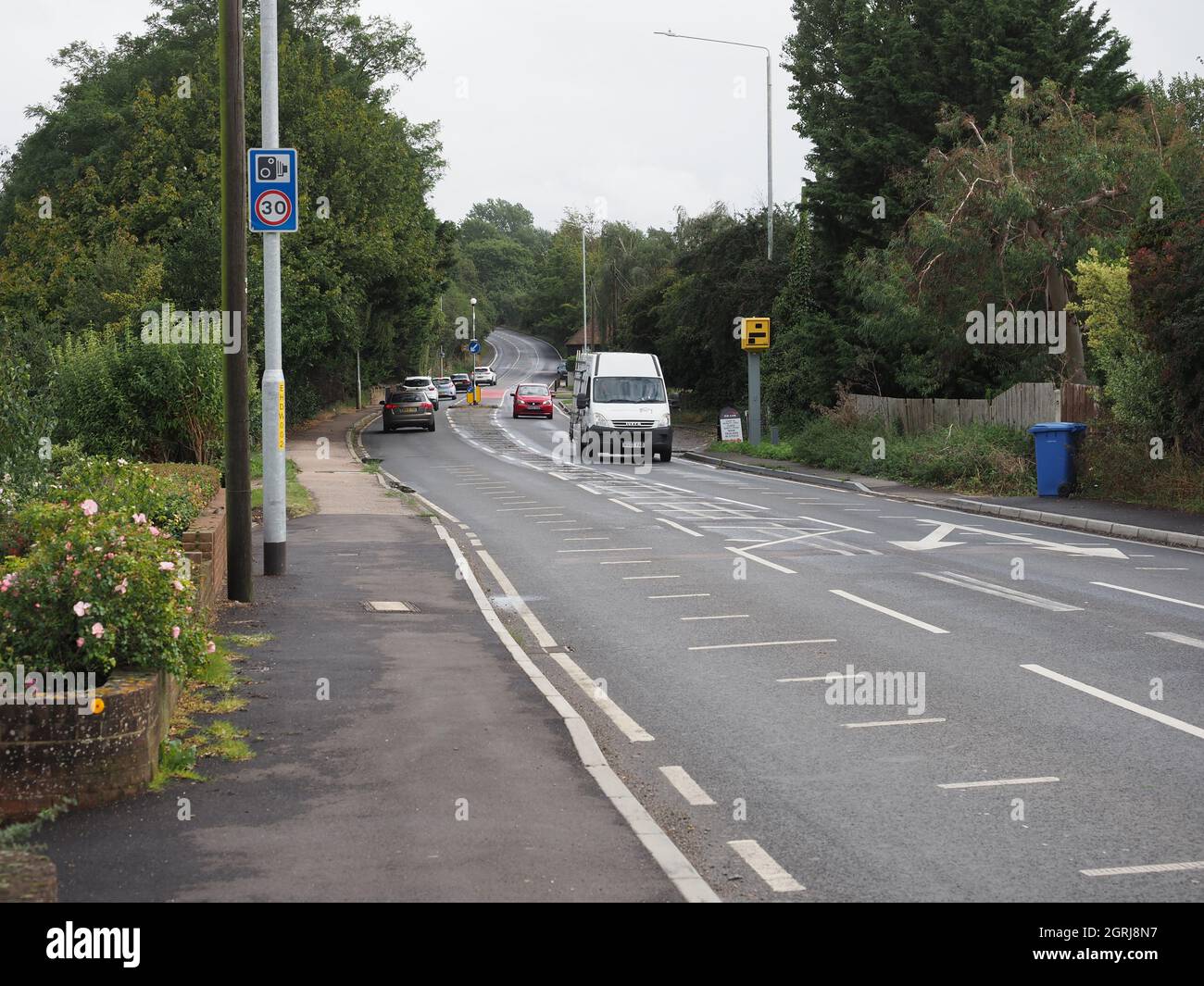 Sittingbourne, Kent, Regno Unito. 1 ottobre 2021. Un 'nuovo' Tempio Romano vecchio di 2000 anni appena fuori la trafficata 'A2 (che si ritiene sia una strada romana) è stato conservato nel villaggio di Newington vicino a Sittingbourne nel Kent. Newington History Group ha ricostruito le fondamenta che hanno trovato durante uno scavo su una nuova proprietà residenziale di Persimmon case. Persimmon diede al gruppo terra per ricostruire le fondazioni a 70 m dalla loro posizione originale in modo che potessero essere preservate. Il tempio è stato chiamato 'Tempio di Watling Place'. Fig.: La strada A2 principale. Credit: James Bell/Alamy Live News Foto Stock