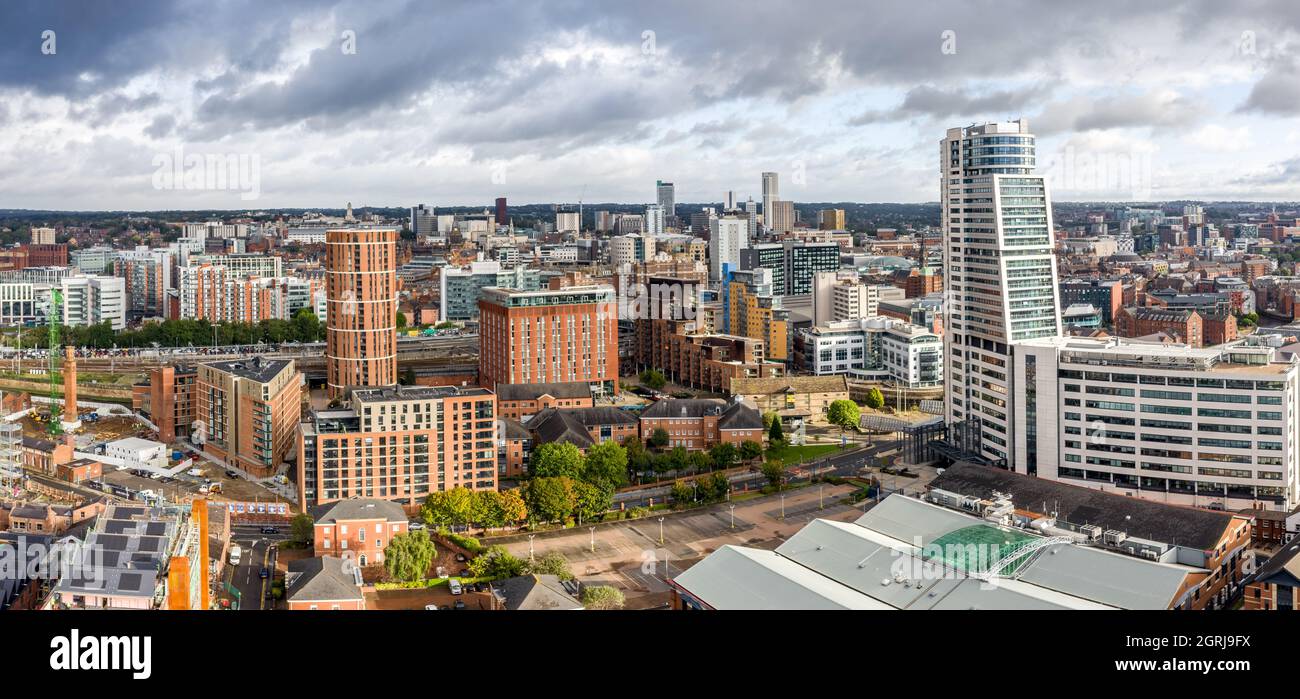 Una vista panoramica aerea dello skyline del centro di Leeds nel West Yorkshire UK Foto Stock