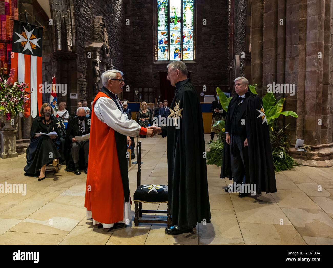 Haddington, East Lothian, Scozia, UK, 01 ottobre 2021, St John Festival: I volontari dell'Ordine stanziano fondi per fornire defibrillatori, addestramento alla RCP e trasporto dei pazienti in Scozia. Nella foto: Allan Stewart è investito come cavaliere nell'ordine. I membri senior dell'Ordine indossano abiti neri con stelle bianche Foto Stock