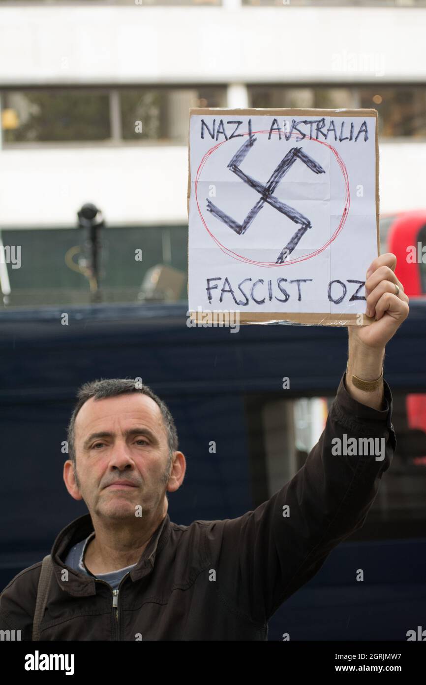 Londra, Regno Unito. 1° ottobre 2021: Londra, Regno Unito. 1 ottobre 2021: Un uomo che tiene un banner scritto nazista Australia, Facist Oz cospirazione teorico Australia tirannia governo travestito come la salute pubblica è un test per il nuovo ordine del mondo fuori dalla Australia House, Londra, Regno Unito. 1° ottobre 2021. Credit: Picture Capital/Alamy Live News Foto Stock