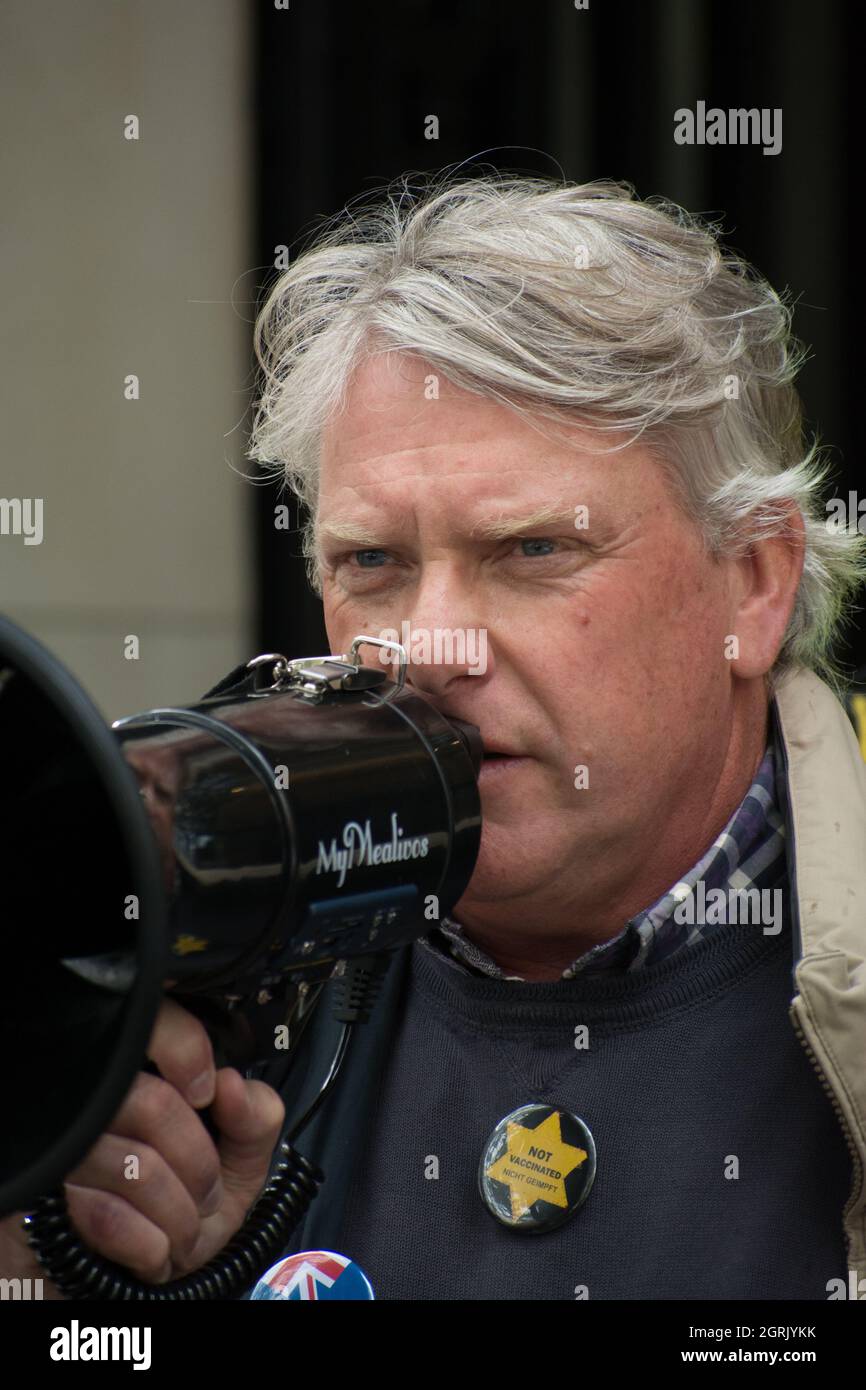 Londra, Regno Unito. 1° ottobre 2021: Relatore David Icke del cospirazione Covid teorista Australia tirannia Governo travestito come la sanità pubblica è un test per il nuovo Ordine Mondiale al di fuori dell'Australia House, Londra, Regno Unito. 1 ottobre 2021. Con Oz. Solidarietà con i nostri australiani che soffrono sotto una tirannia travestita come sanità pubblica fuori dall'Australia House, Londra, Regno Unito. 1° ottobre 2021. Credit: Picture Capital/Alamy Live News Credit: Picture Capital/Alamy Live News Foto Stock