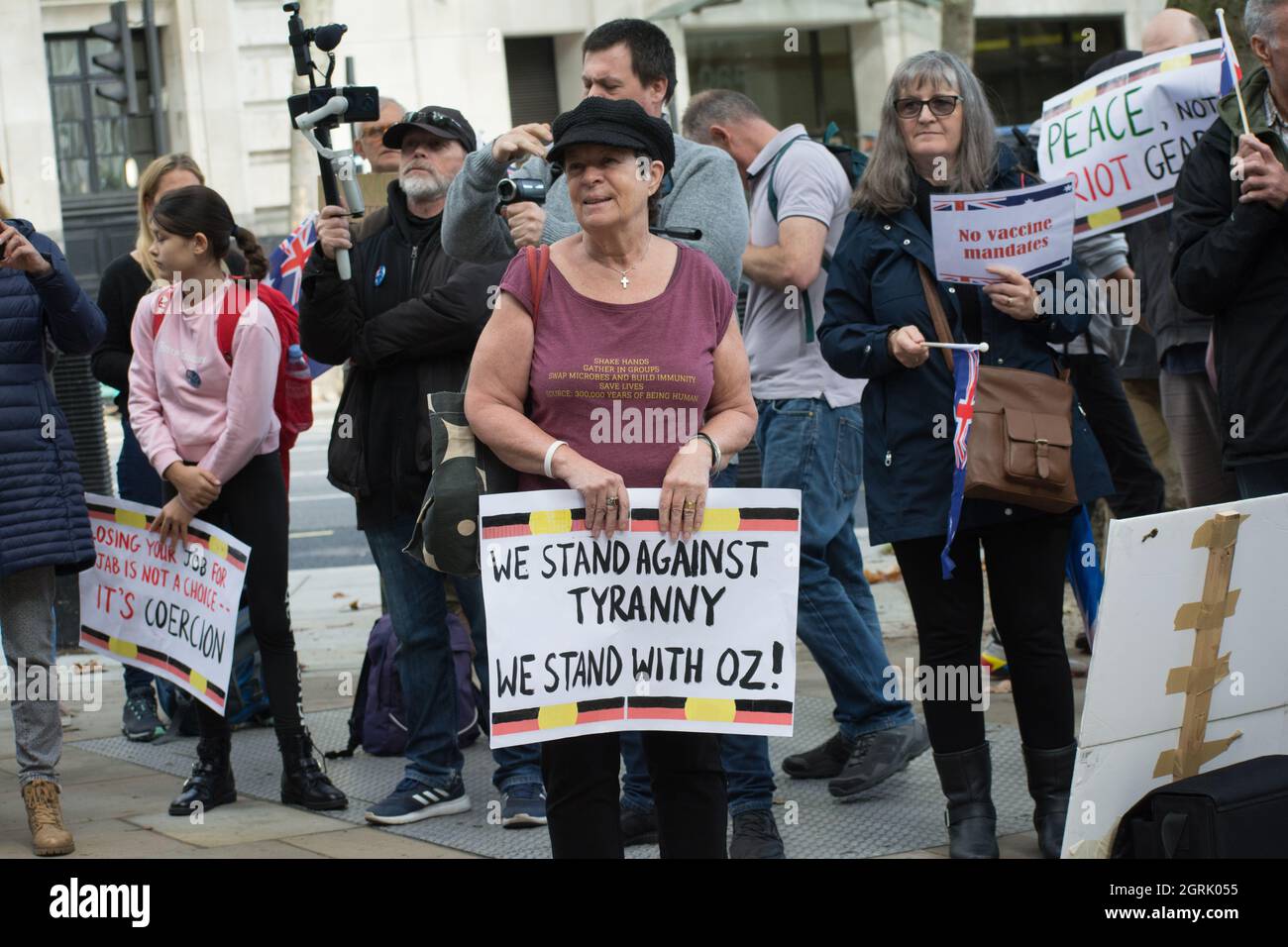 Londra, Regno Unito. 1 ottobre 2021: Stand con Oz. Solidarietà con i nostri australiani che soffrono sotto una tirannia travestita come sanità pubblica fuori dall'Australia House, Londra, Regno Unito. 1° ottobre 2021. Credit: Picture Capital/Alamy Live News Credit: Picture Capital/Alamy Live News Foto Stock