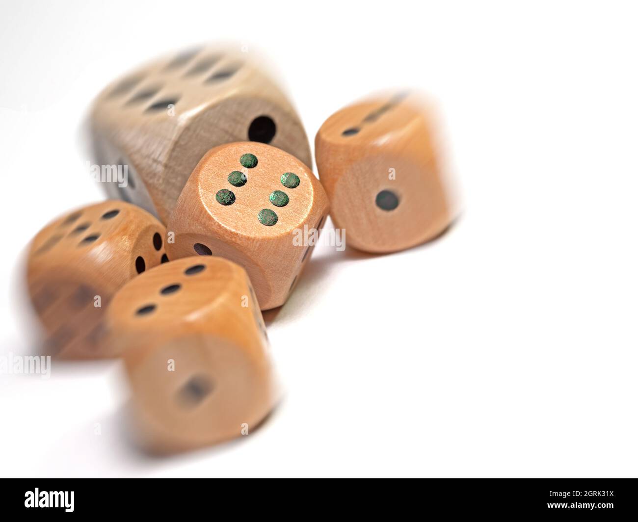 Dadi di gioco in legno su uno sfondo bianco Foto Stock