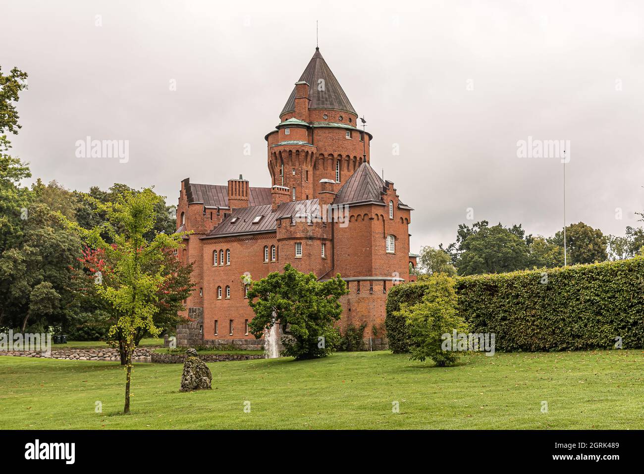 Il romantico castello della fiaba di Hjularod in un prato verde con una torre alta, Esrov, Svezia, 16 settembre 2021 Foto Stock