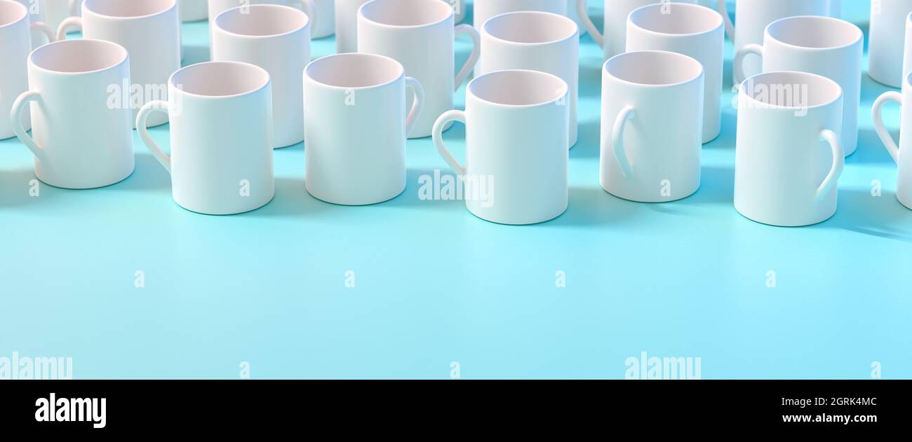 Concetto di pausa caffè. Diverse tazze di caffè bianco su un asse turchese. Formato banner Web con spazio di copia Foto Stock