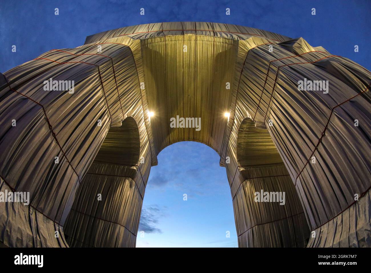 L'ARCO DI TRIONFO AVVOLSE IL TRAMONTO E LA NOTTE, PARIGI Foto Stock