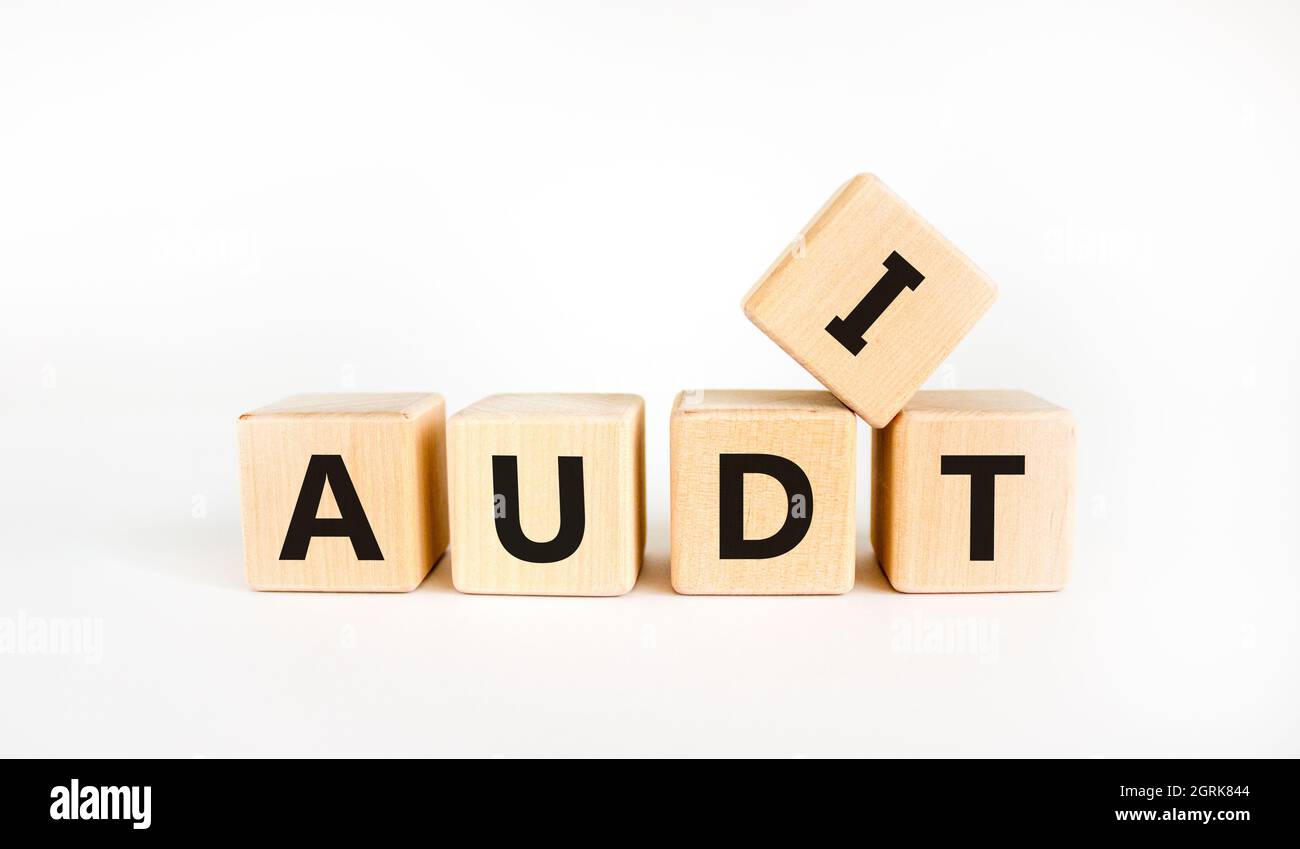 Simbolo di verifica. La parola di concetto 'audit' sui cubi di legno. Bella tavola bianca, sfondo bianco. Concetto di business e audit. Spazio di copia. Foto Stock