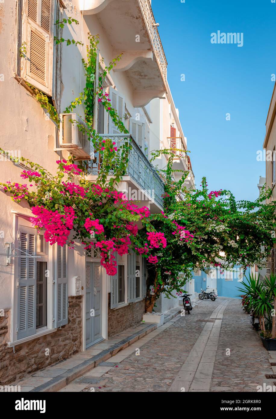 Vista sulla strada di vicolo lastricato e case tradizionali a Ermoupolis, la capitale di Syros, un'isola greca situata nel Mar Egeo. Foto Stock