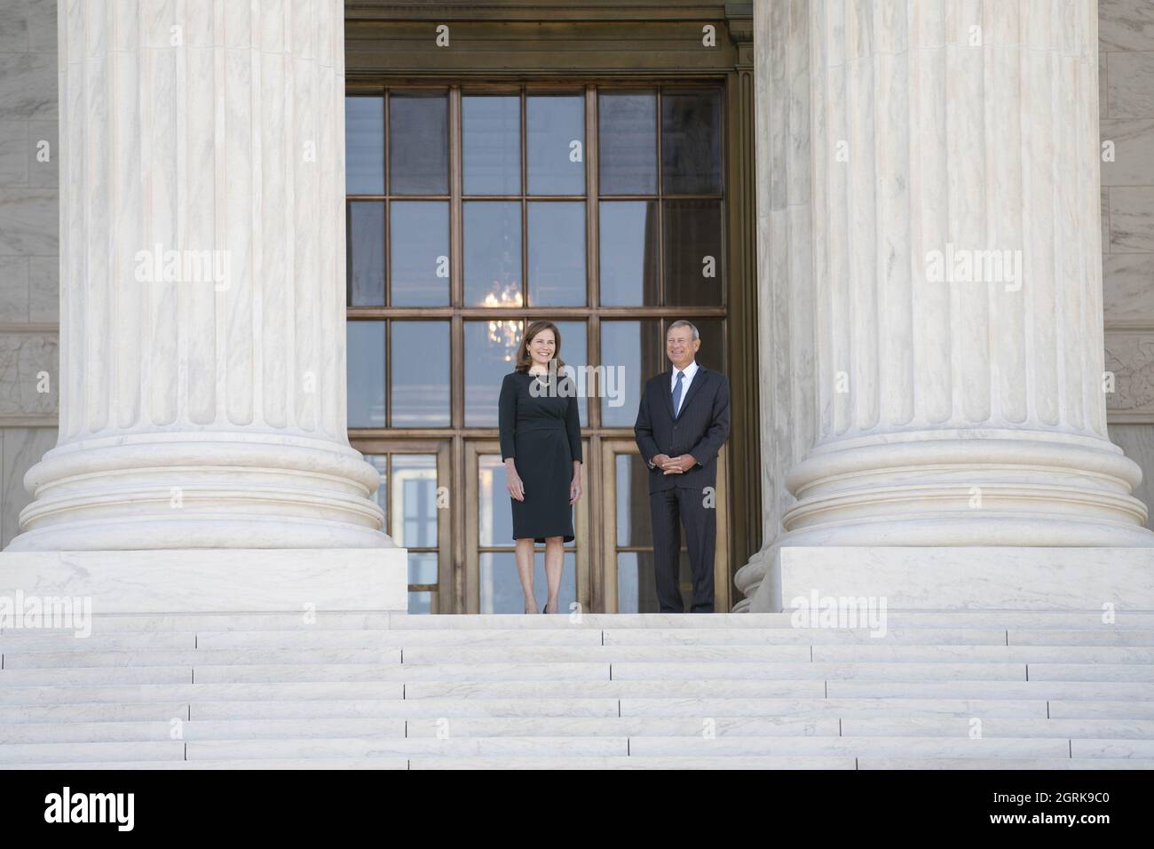 Washington, Stati Uniti. 01 ottobre 2021. Giustizia della Corte Suprema Amy Coney Barrett e la Corte Suprema John Roberts partecipano a una foto-op al di fuori della Corte Suprema degli Stati Uniti a seguito di una cerimonia di investitura a Washington, DC Venerdì 1 ottobre 2021. Foto di Sarah Silbiger/UPI Credit: UPI/Alamy Live News Foto Stock