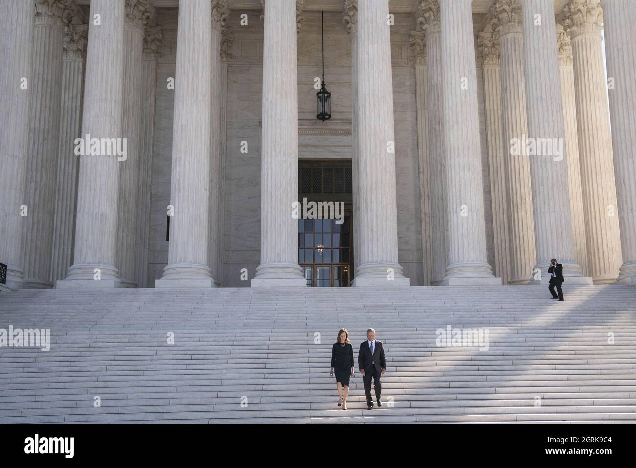 Washington, Stati Uniti. 01 ottobre 2021. Giustizia della Corte Suprema Amy Coney Barrett e la Corte Suprema John Roberts partecipano a una foto-op al di fuori della Corte Suprema degli Stati Uniti a seguito di una cerimonia di investitura a Washington, DC Venerdì 1 ottobre 2021. Foto di Sarah Silbiger/UPI Credit: UPI/Alamy Live News Foto Stock