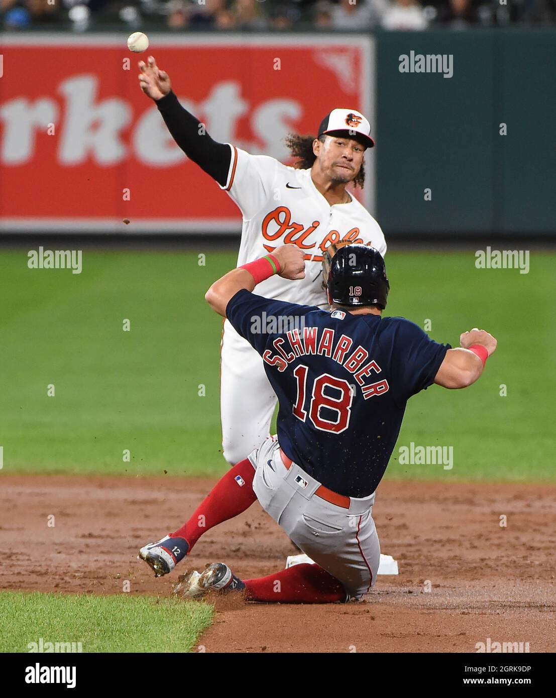 USA. 30 settembre 2021. Il secondo baseman di Baltimora Orioles Jahmai Jones compie un doppio gioco di terzo-inning sopra il Boston Red Sox' Kyle Schwarber (18) ai cantieri di Camden a Baltimora giovedì 30 settembre 2021. (Foto di Ulysses Munoz/Baltimore Sun/TNS/Sipa USA) Credit: Sipa USA/Alamy Live News Foto Stock