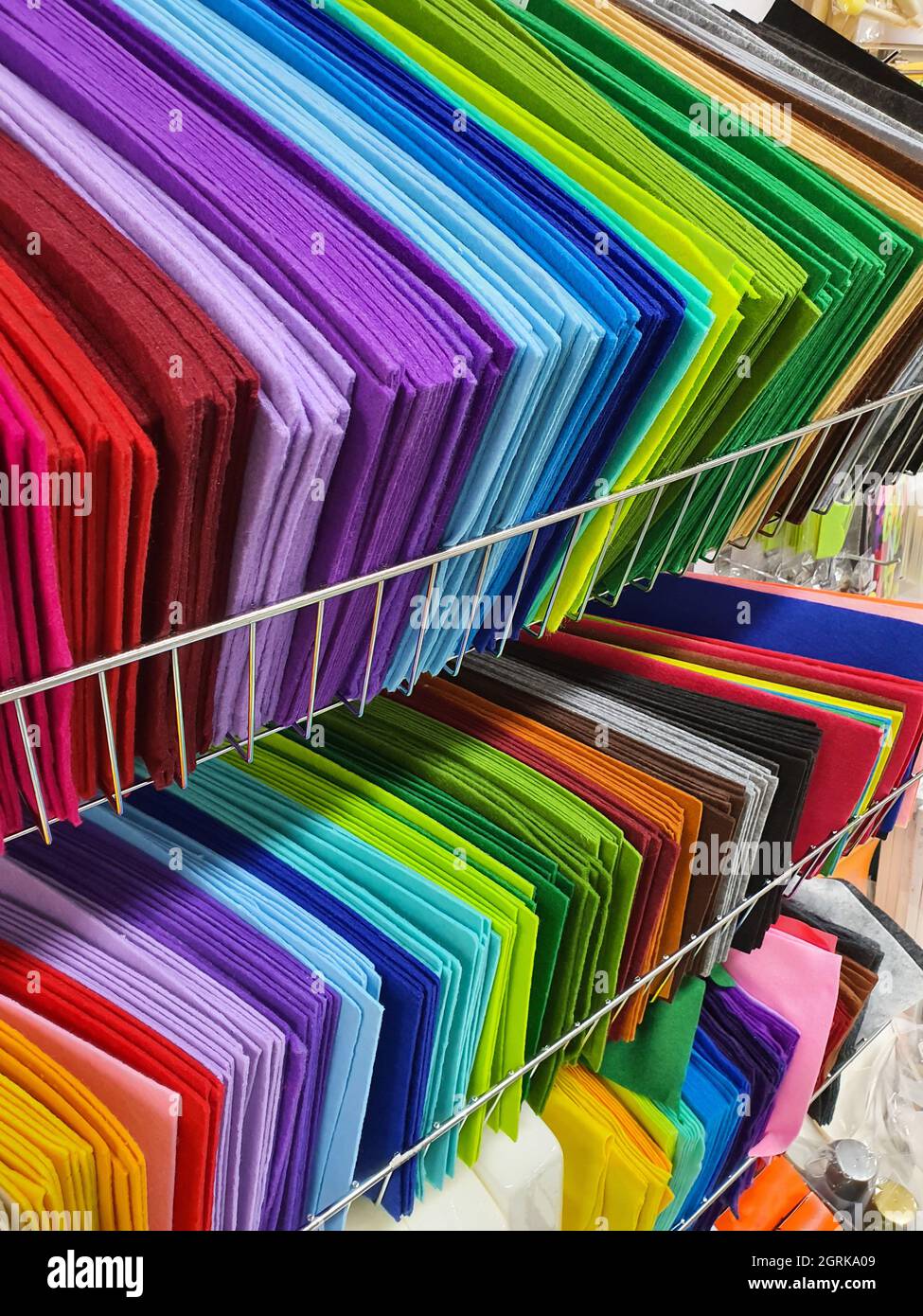 Pezzi di tessuto colorato, campioni di feltro in diversi colori per cucire  su scaffali nel negozio di hobby. Concetto di fai da te e artigianato Foto  stock - Alamy