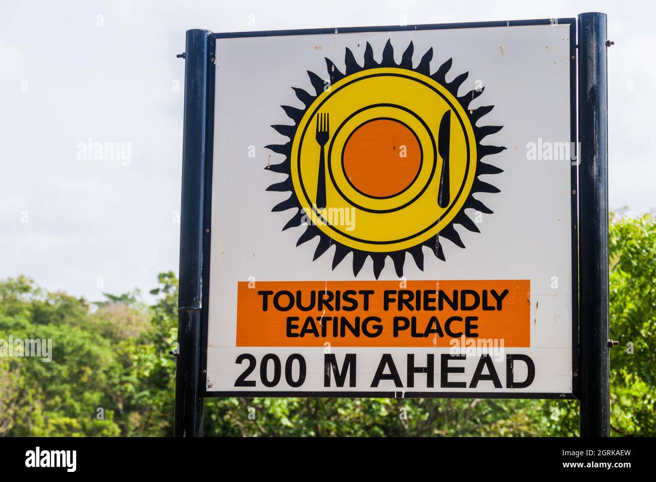 SIGIRIYA, SRI LANKA - 21 LUGLIO 2016: Vista di un segno Tourist friendly mangiare luogo vicino Sigiriya Lion Rock, Sri Lanka Foto Stock
