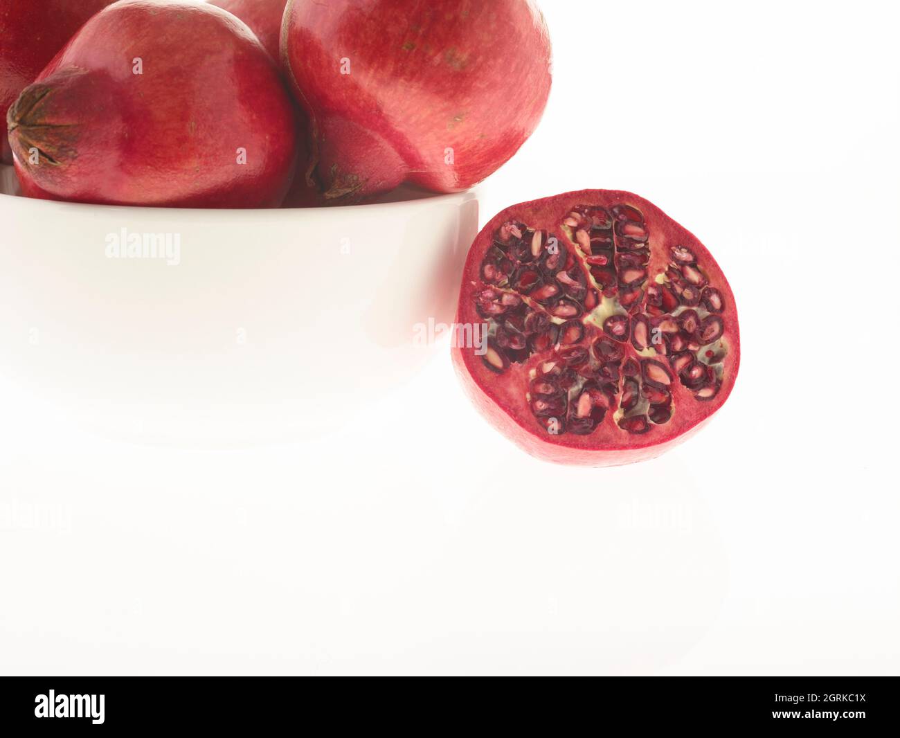 Melograno (Punica granatum), frutta ancora vita su sfondo arty colorato Foto Stock