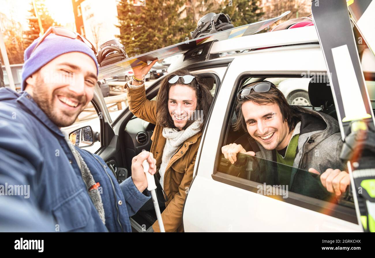I migliori amici che si divertono a prendere selfie in auto per sciare e snowboard durante il viaggio in montagna - concetto di hangout amicizia con i giovani che amano lo sport invernale Foto Stock