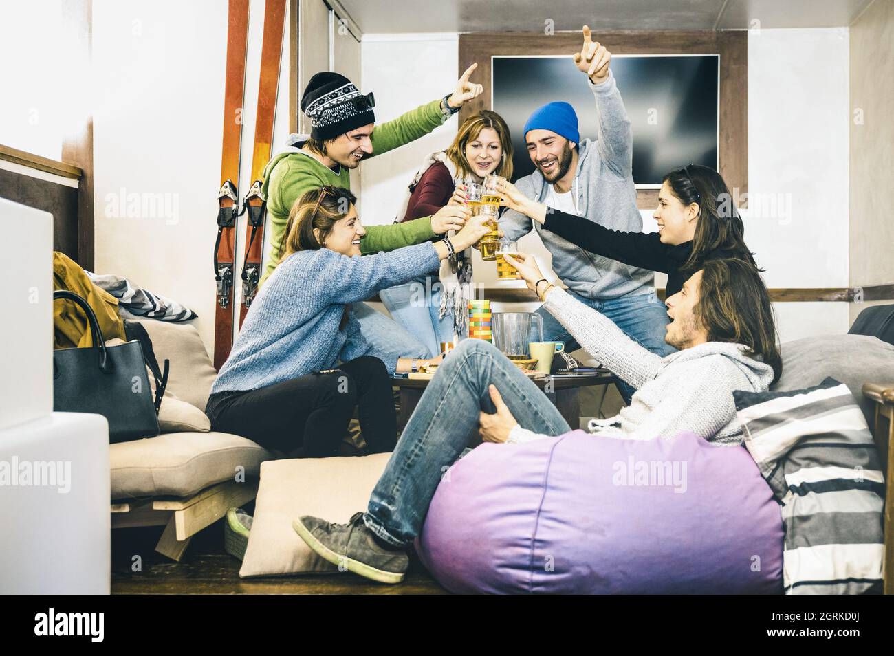 Amici felici che tostano e bevono birra al pub after ski Lodge - concetto di amicizia con gente allegra che si diverte al bar ristorante resort Foto Stock