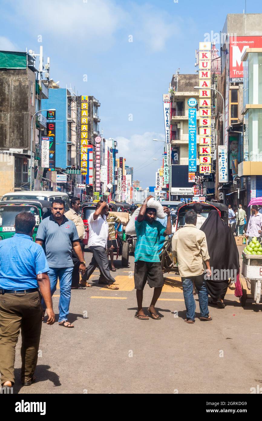 COLOMBO, SRI LANKA - 26 LUGLIO 2016: Traffico su una strada principale nel distretto di Pettah di Colombo, Sri Lanka Foto Stock