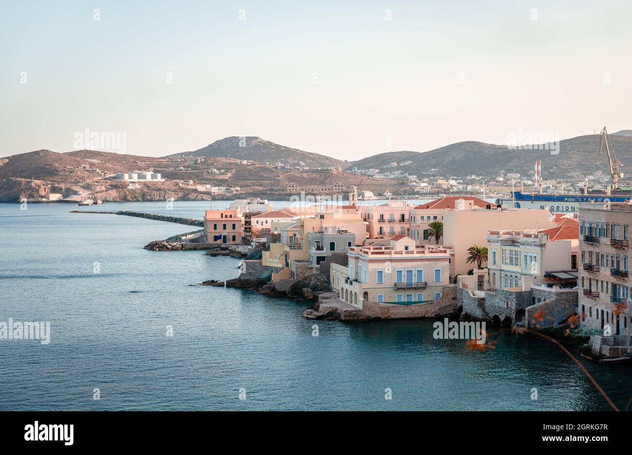 Lungomare palazzi neoclassici di fronte al Mar Egeo, a Ermoupolis, la capitale dell'isola di Syros, Cicladi, Grecia. Foto scattata dal quartiere di Vaporia. Foto Stock