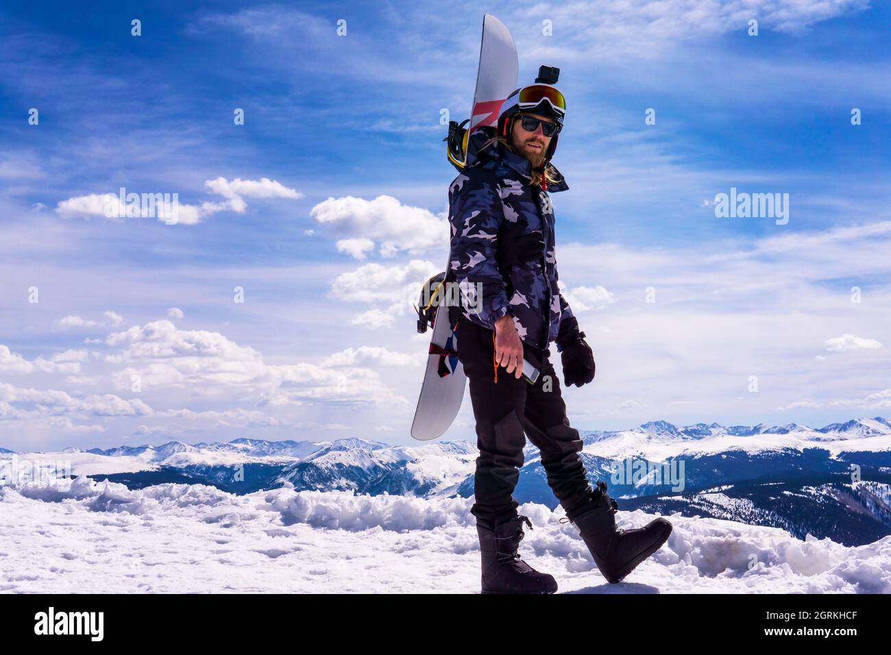 Uomo con snowboard in Extreme Winter Snow Mountain Resort Foto Stock