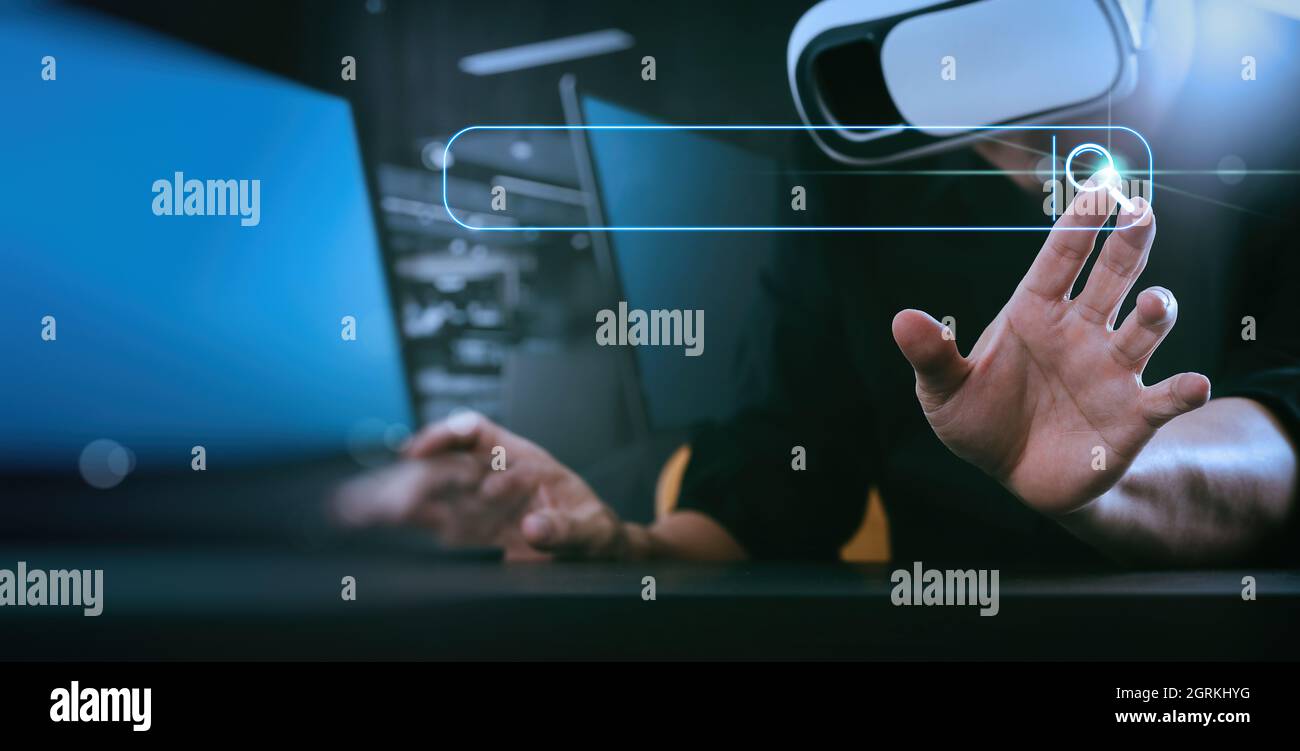 Uomo d'affari che indossa occhiali di realtà virtuale in un ufficio moderno Ricerca esplorazione Internet Data Information Networking concetto con barra di ricerca vuota wit Foto Stock