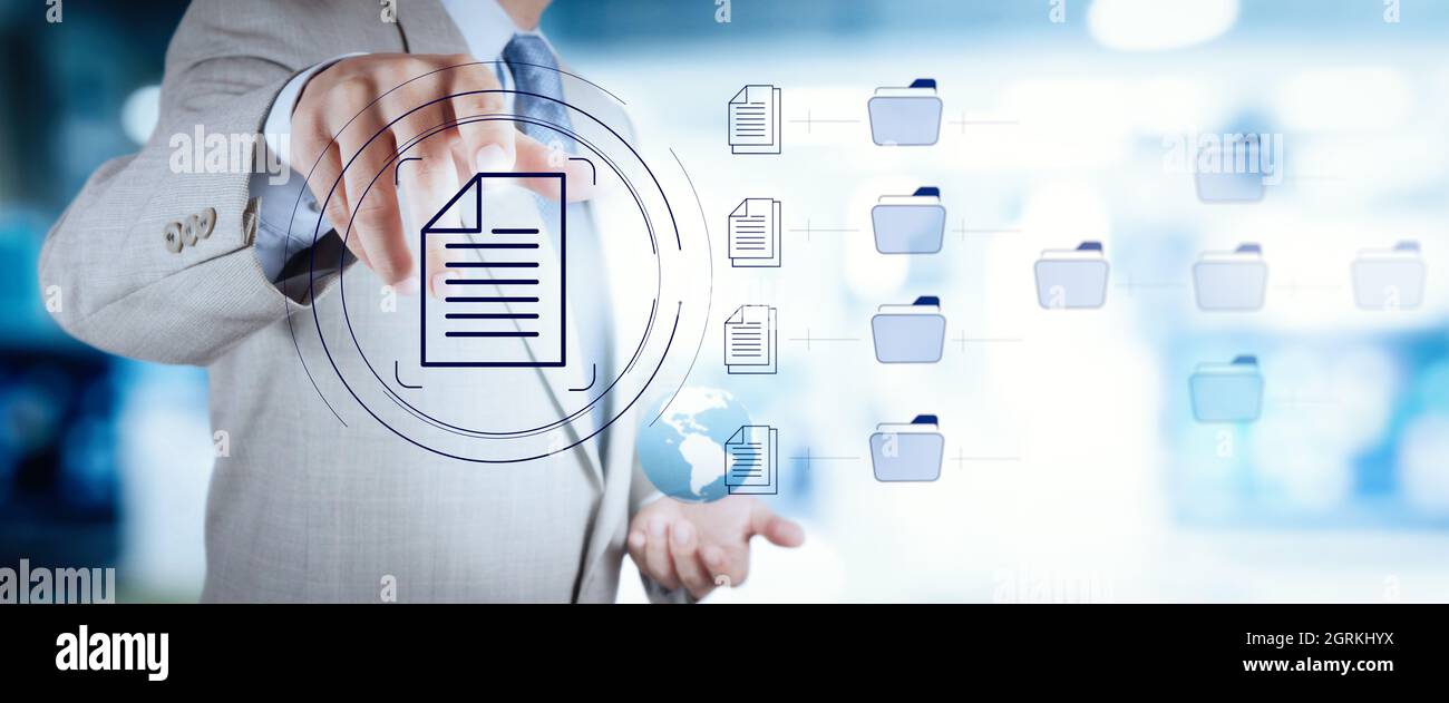 Businessman Work Document Management System (DMS), database di documentazione online virtuale e automazione dei processi per gestire in modo efficiente i file, Foto Stock
