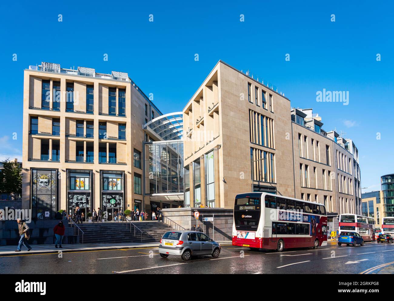 L'esterno del nuovo complesso per lo shopping e il divertimento del St James Quarter a Edimburgo, Scozia, Regno Unito Foto Stock