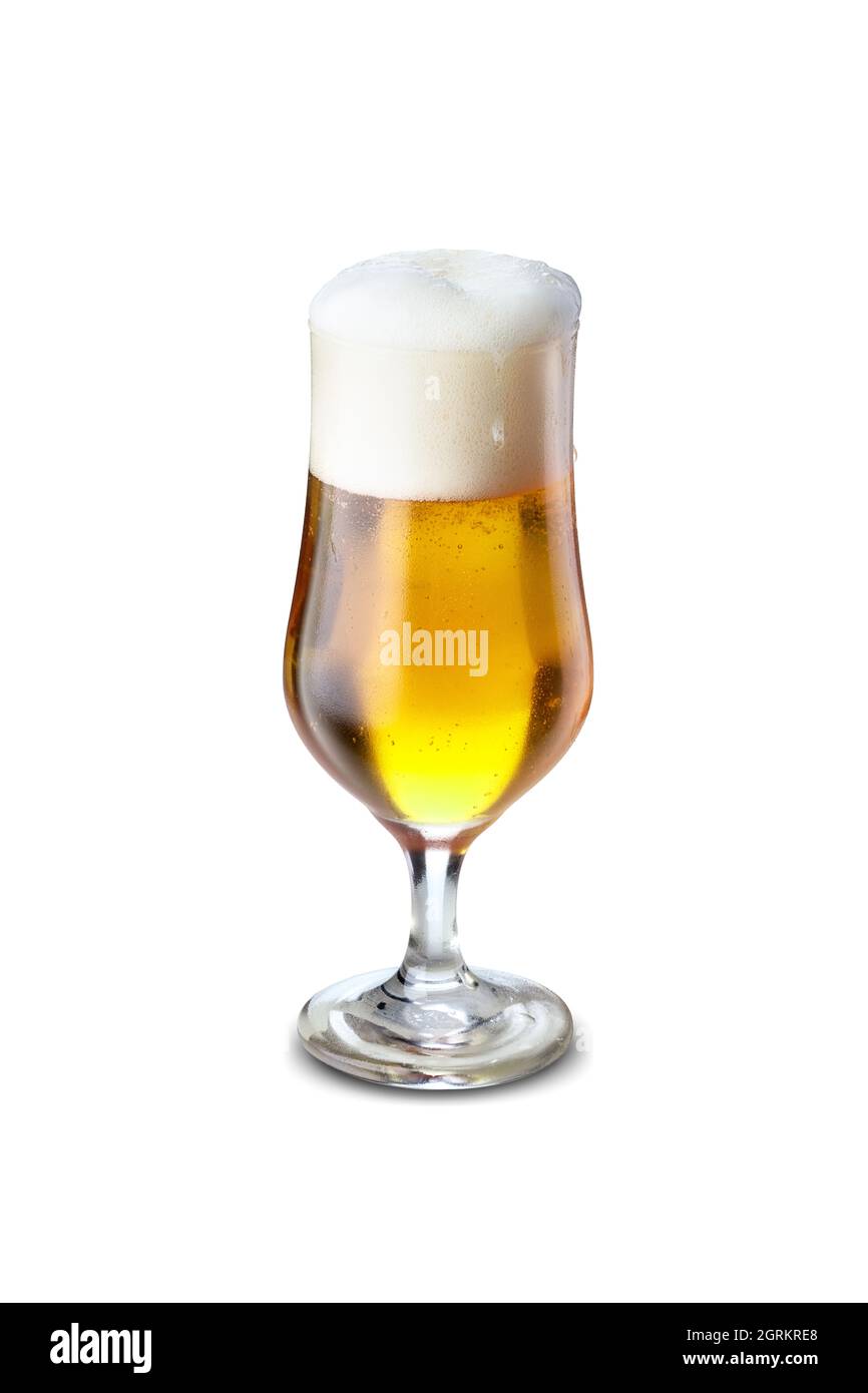 Bicchiere di birra o sottile con schiuma. Isolato su sfondo bianco. Foto Stock