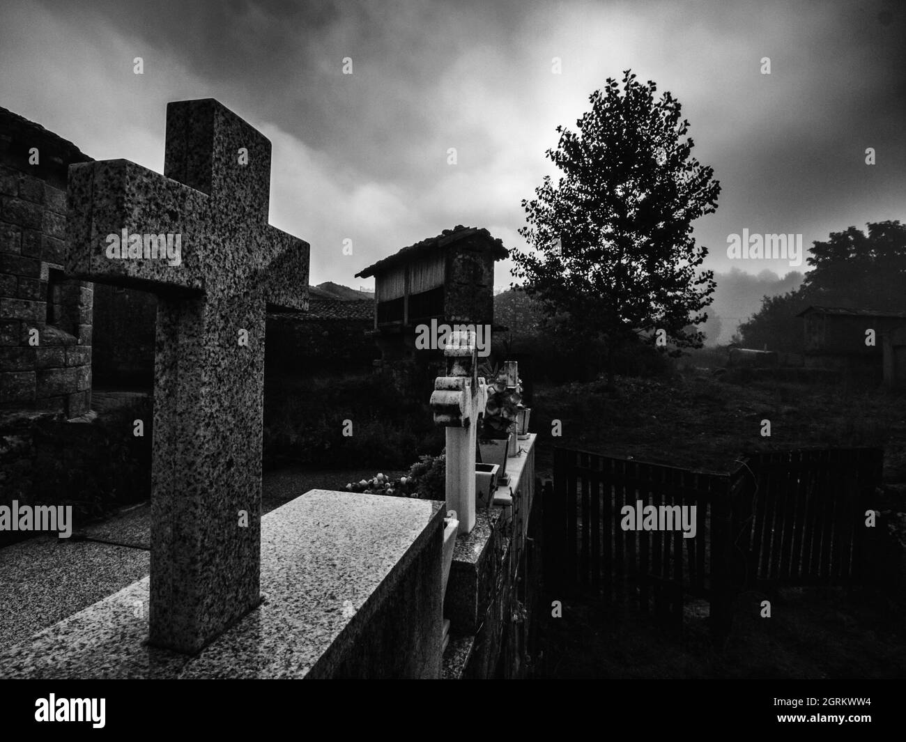 La pietra attraversa un antico cimitero in stile celtico in Galizia all'alba Foto Stock