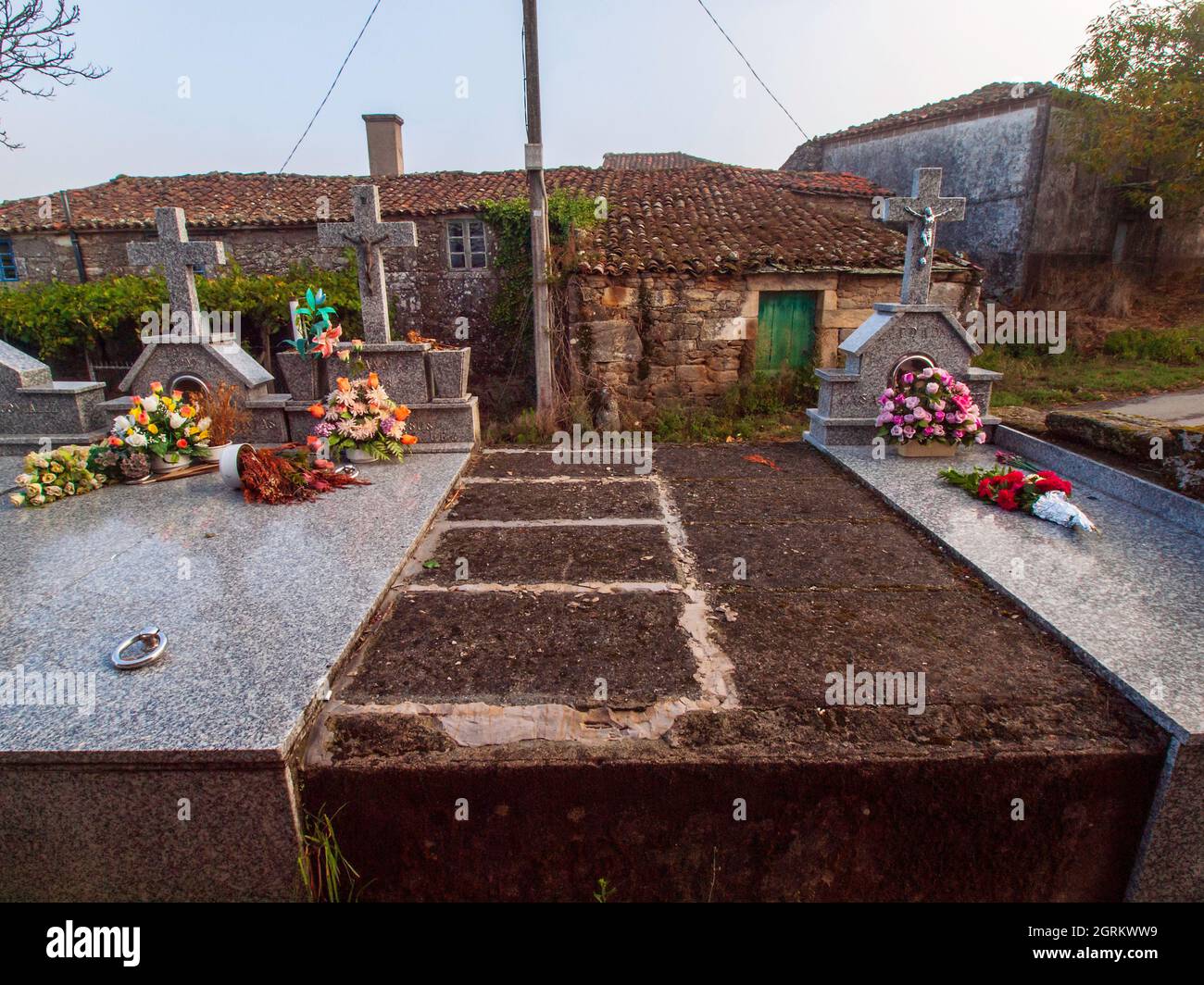 Tombe in pietra in un cimitero galiziano Foto Stock