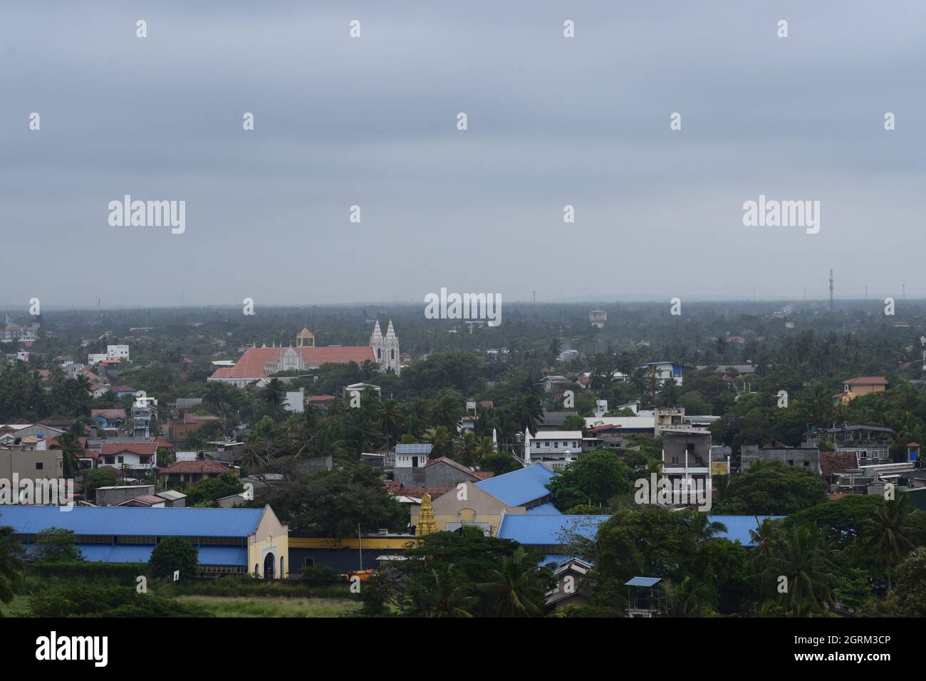 Vista areale di una città vecchia urbana attraverso la natura verde Foto Stock