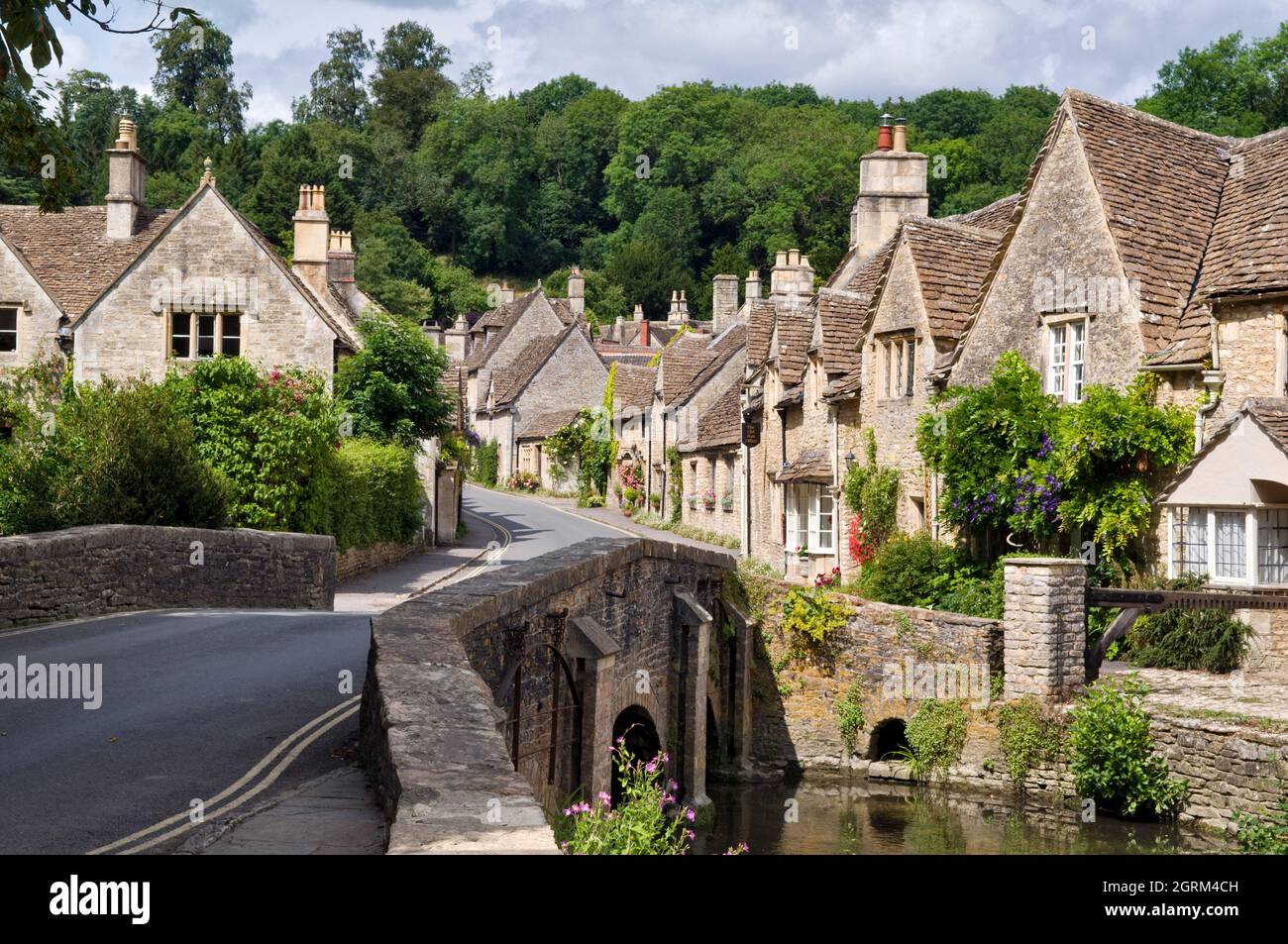 Il pittoresco villaggio di Castle Combe nel Cotswolds, Inghilterra in estate. Foto Stock