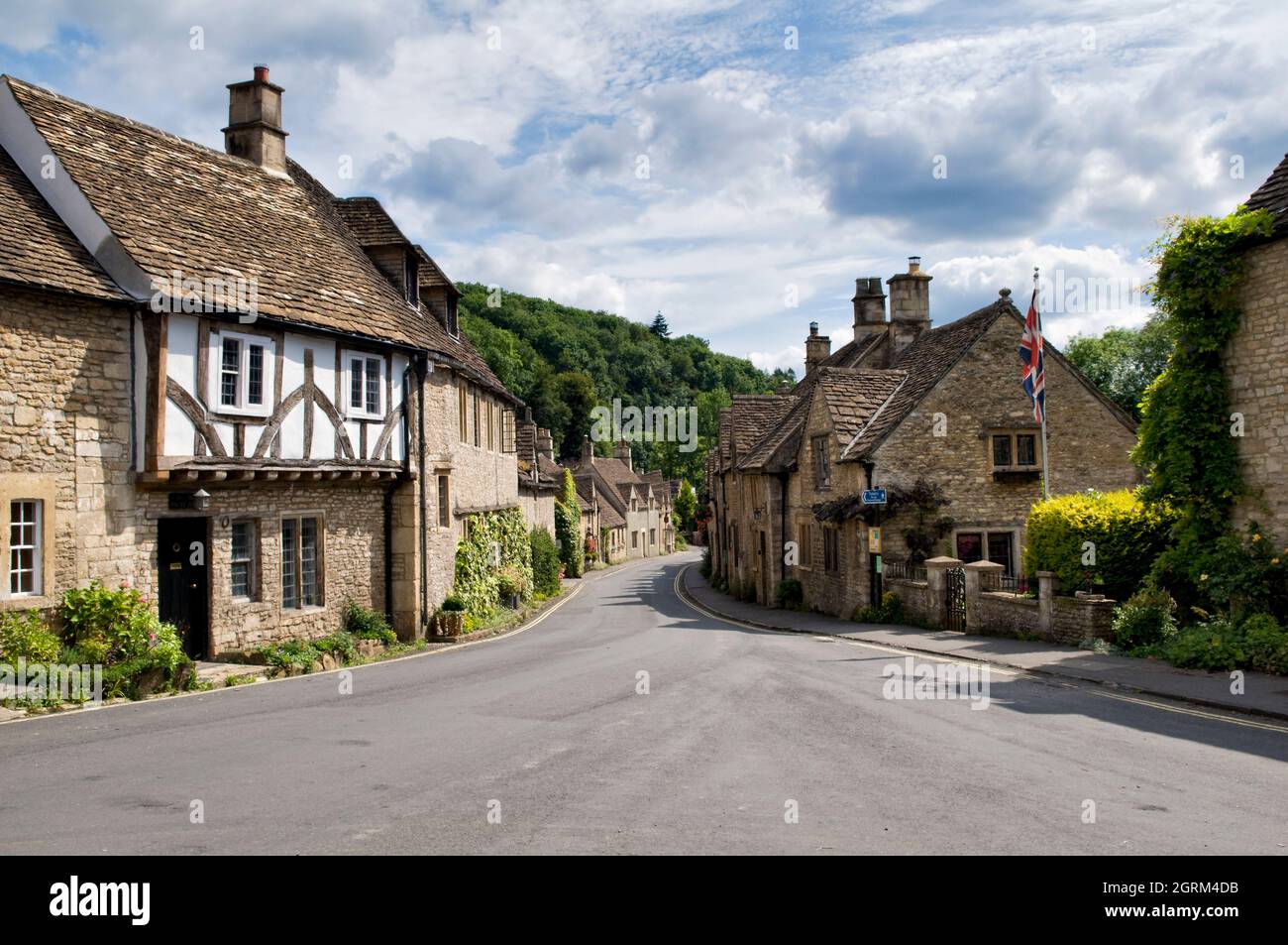 Il pittoresco villaggio di Castle Combe nel Cotswolds, Inghilterra in estate. Foto Stock