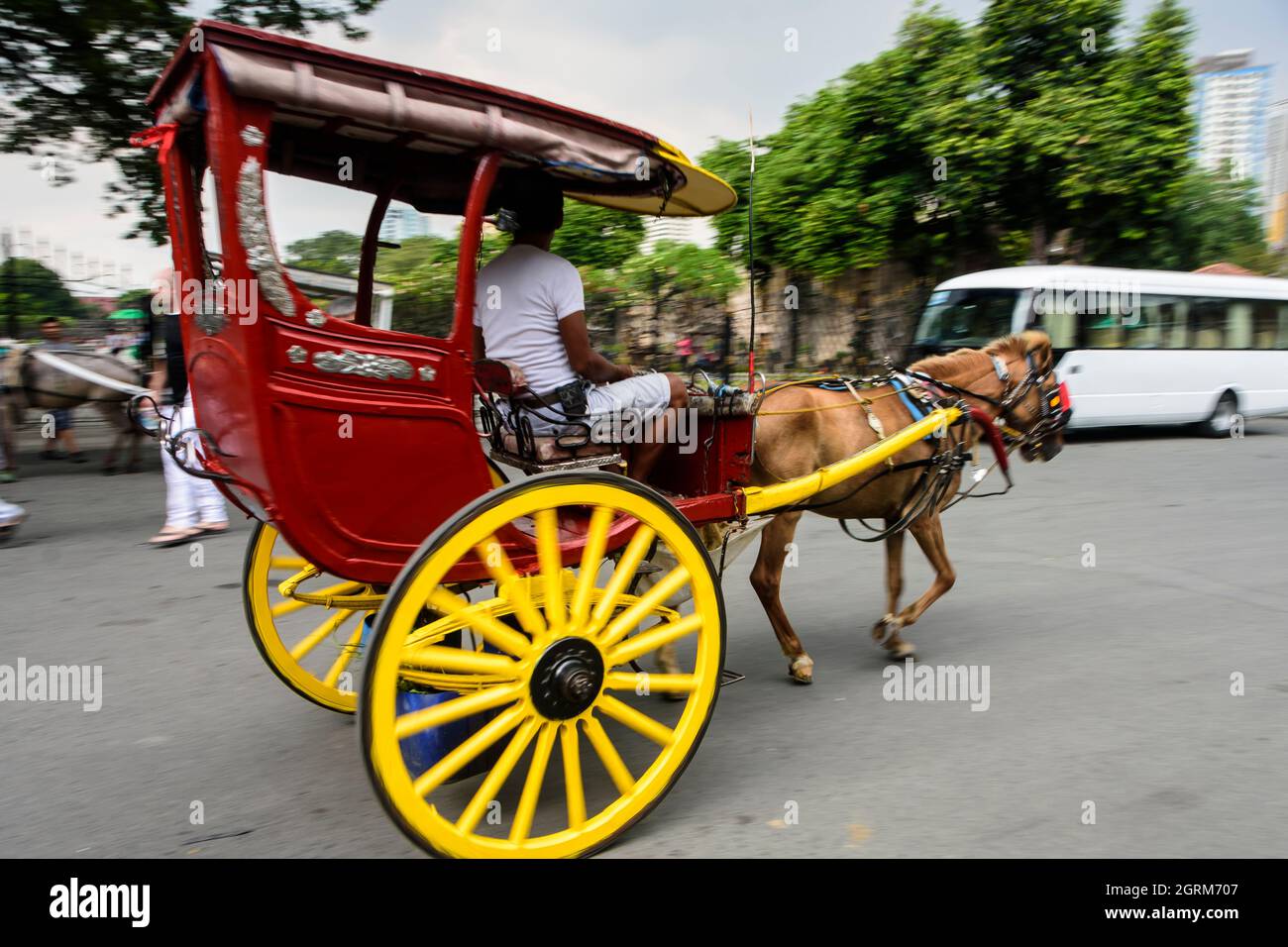 Una carrozza trainata da cavalli a due ruote (kalesa) a Manila, Filippine. Foto Stock