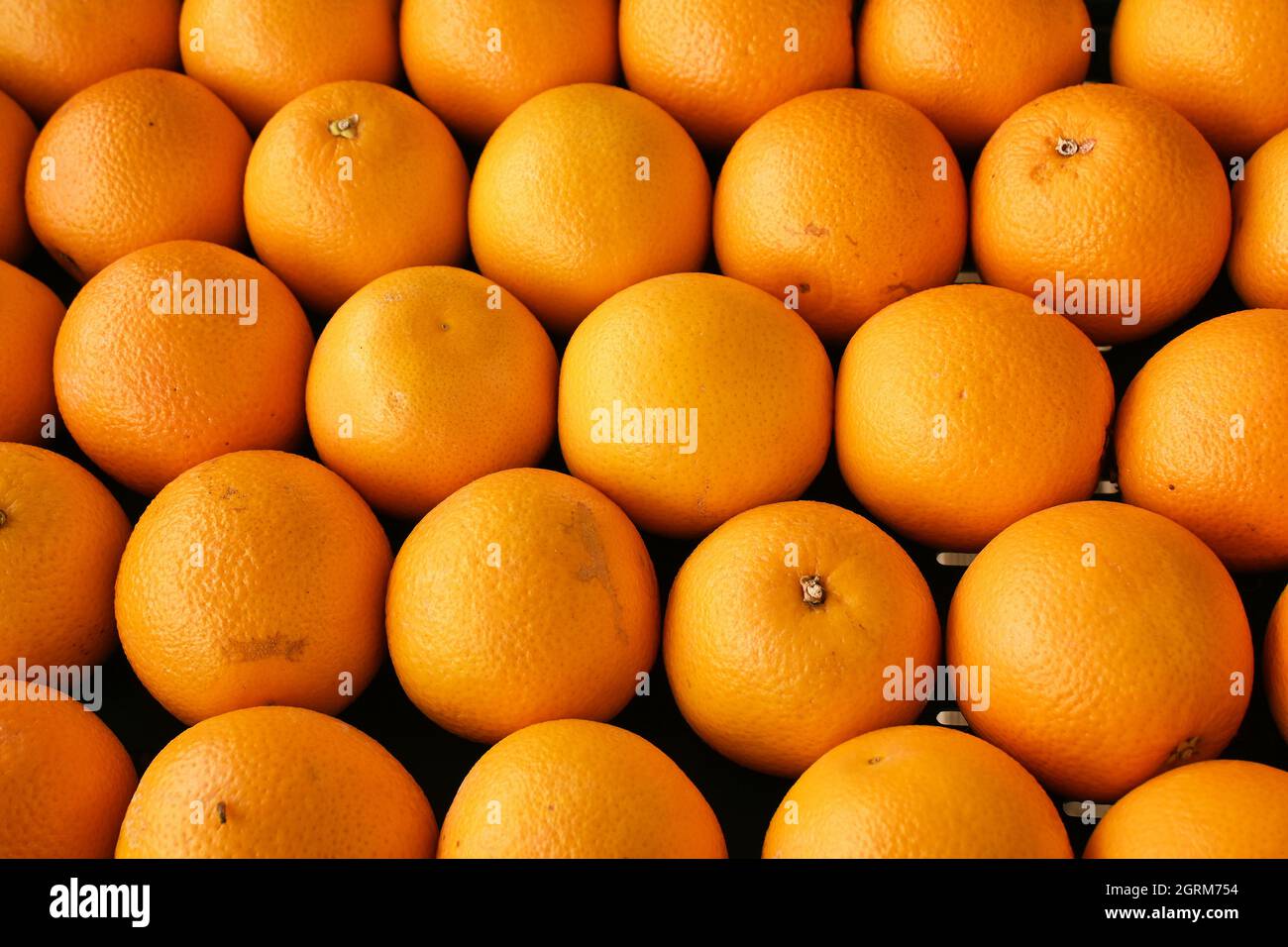 primo piano sulle arance in una cassa di frutta come foto di sfondo Foto Stock