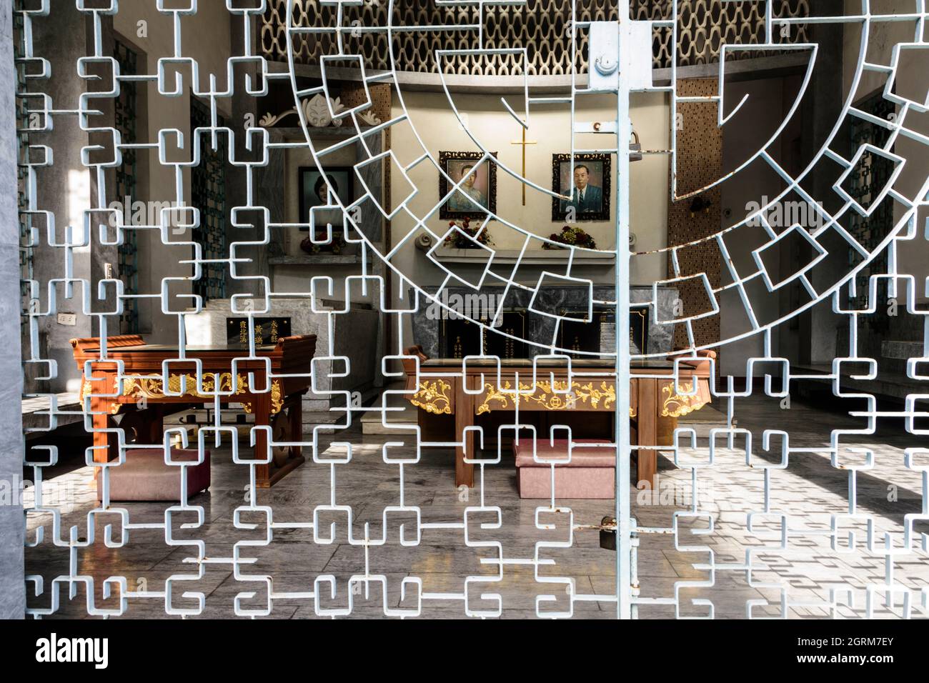 Un'occhiata attraverso il cancello di uno dei mausolei nel cimitero cinese, Manila, Filippine. Foto Stock