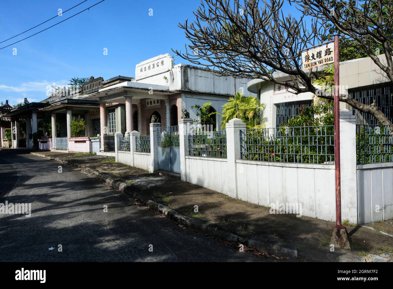 Mausolei lungo una delle molte strade del cimitero cinese, Manila, Filippine. Foto Stock